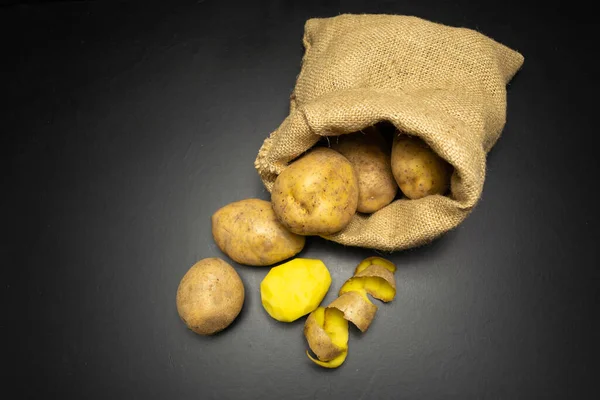 Kartoffeln Auf Schwarzem Hintergrund Tüte Kartoffeln — Stockfoto