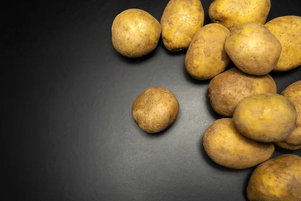 Kartoffel Auf Schwarzem Hintergrund Großaufnahme — Stockfoto