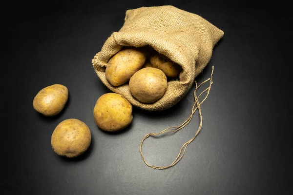 Kartoffeln Auf Schwarzem Hintergrund Tüte Kartoffeln — Stockfoto