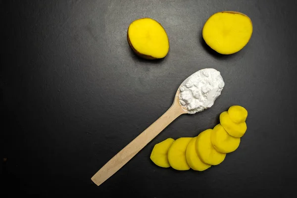 Pommes Terre Tranchées Une Cuillerée Amidon Sur Fond Noir — Photo