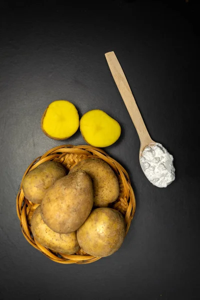 Kartoffelscheiben Und Ein Esslöffel Stärke Auf Schwarzem Hintergrund — Stockfoto