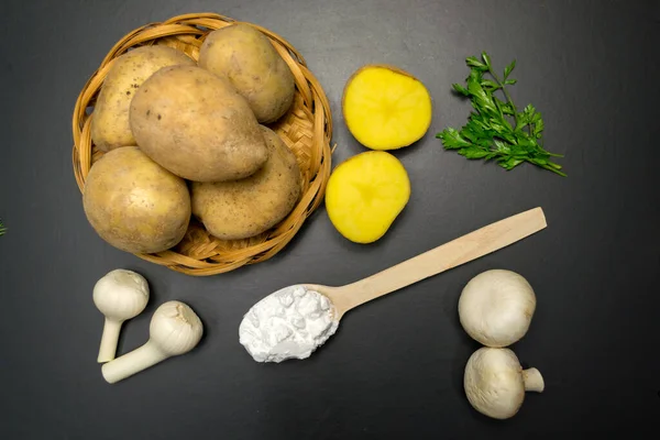 Kartoffelscheiben Und Ein Esslöffel Stärke Auf Schwarzem Hintergrund — Stockfoto