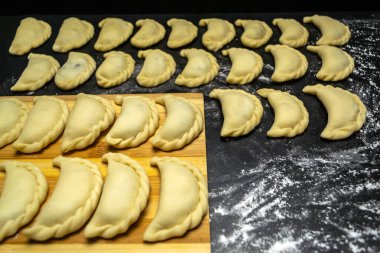 Siyah arka planda un serpiştirilmiş hamur tatlısı.