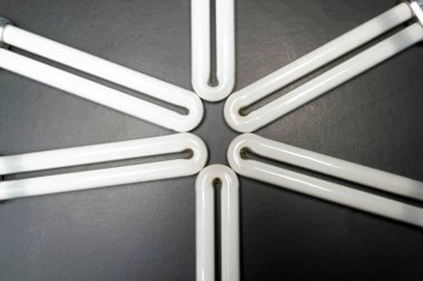 Jel cilasını kurutmak için siyah arka plan lambaları üzerine floresan lambalar.