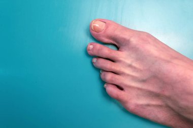 Mavi arka planda insan ayağı yakın plan