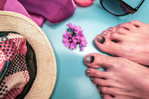 Été Accessoires Pour Femmes Mer Chapeau Paréo Lunettes Soleil Jambes — Photo