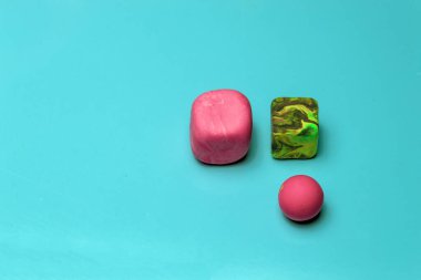 İki küp ve mavi arka planda plastikten yapılmış bir top.