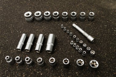 Bir takım aletler, eksiksiz bir set altı taraflı bir anahtar, bir parça, bir ingiliz anahtarı. Kardan eklem, tornavida tutucu, tornavida sapı, mandal, uzatma kablosu gri arkaplan