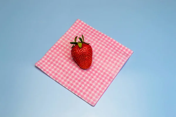 Erdbeere Liegt Auf Rosa Karierter Serviette Blauer Hintergrund — Stockfoto