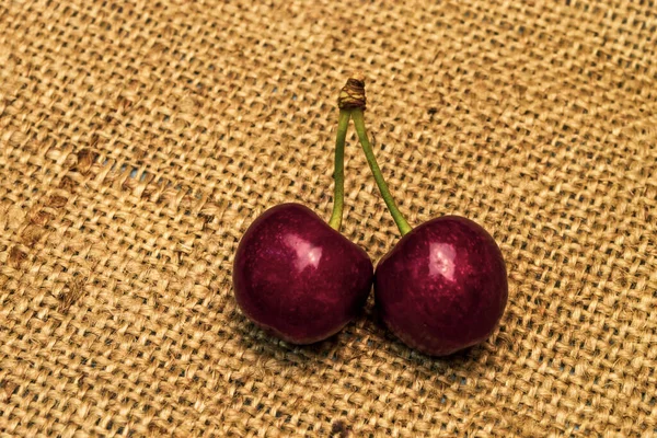 Rode Rijpe Sappige Zoete Kers Een Baggy Servet Blauwe Achtergrond — Stockfoto