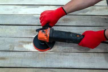 Adam ahşap yüzey ve ahşap zemin için başlık tutuyor.