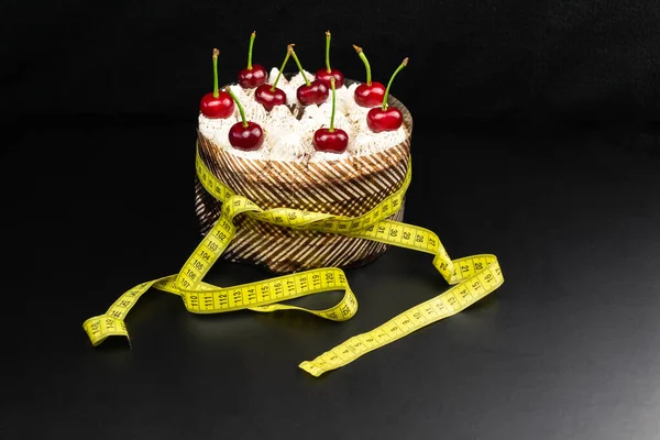 Tiramisu Gâteau Est Rembobiné Avec Ruban Mesurer Sur Fond Noir — Photo