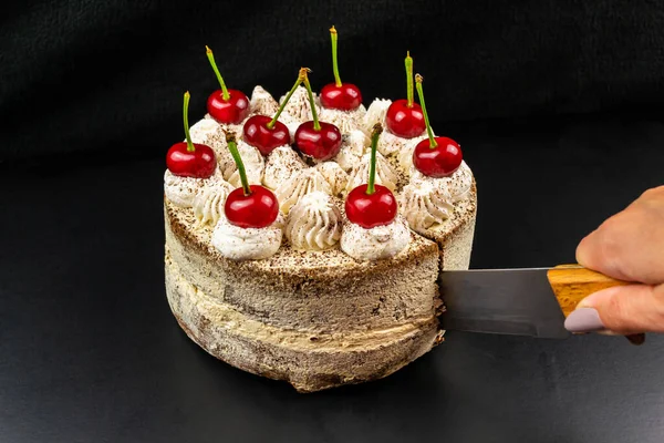 Bolo Tiramisu Decorado Com Cerejas Cortado Com Uma Faca Sobre — Fotografia de Stock