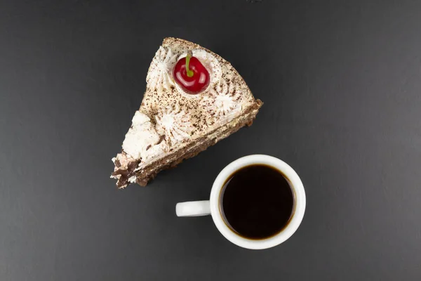 Kirazla Süslenmiş Üçgen Bir Tiramisu Parçası Bir Fincan Kahve Siyah — Stok fotoğraf