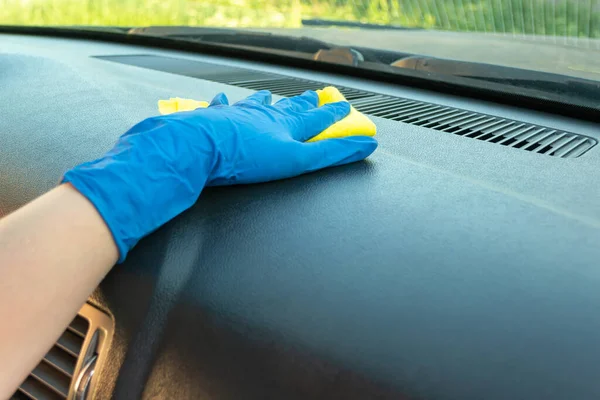 Autómosó Kék Kesztyűben Dörzsöli Auto Panel — Stock Fotó