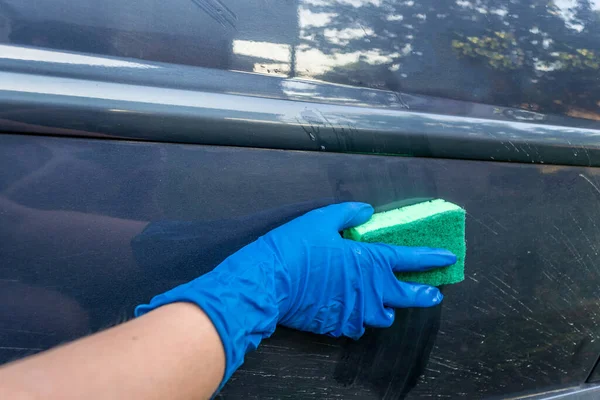 Lavado Coches Mujer Con Guantes Azules Una Esponja Con Espuma —  Fotos de Stock