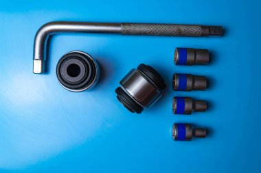 Mavi arkaplanda Salinblock araba ve yıldız otomatik anahtarları