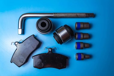 Otomobil parçaları, fren diskleri, pedler. Mavi arka planda Salinblock araba, yıldız otomatik anahtarlar ve fren yastıkları