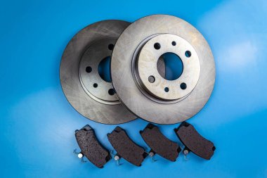 Otomatik parçalar, fren diskleri, yastıklar Mavi arkaplan