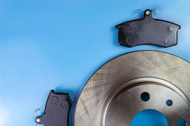 Otomatik parçalar, fren diskleri, yastıklar Mavi arkaplan