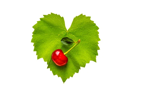 Cherry Leží Zeleném Listu Izolovaném Bílém Pozadí — Stock fotografie