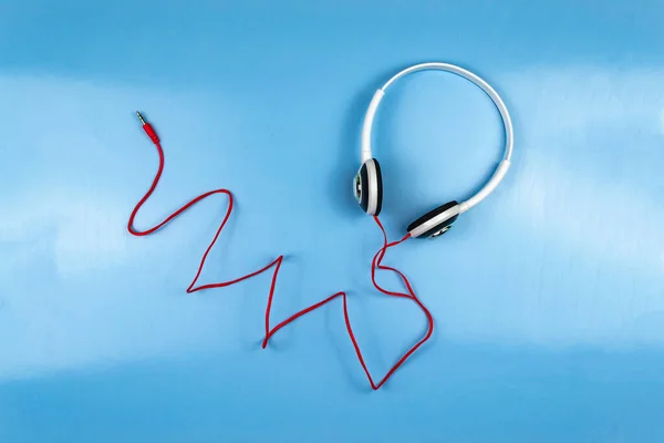 Auriculares Blancos Grandes Fondo Azul Cerca — Foto de Stock