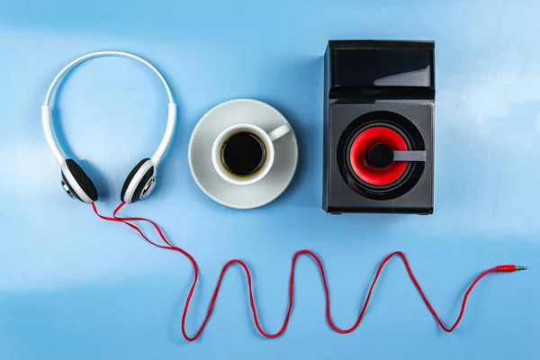 Columna Auriculares Smartphone Una Taza Café Fondo Azul Primer Plano — Foto de Stock