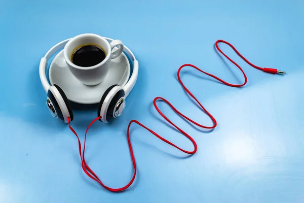 Tasse Kaffee Und Weiße Kopfhörer Auf Blauem Hintergrund — Stockfoto