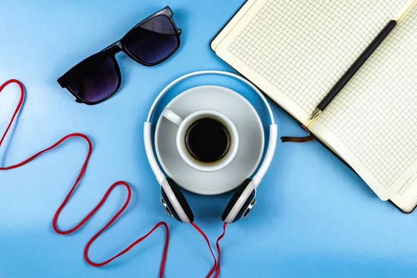 Smartphone Avec Écouteurs Une Tasse Café Stylo Bloc Notes Des — Photo