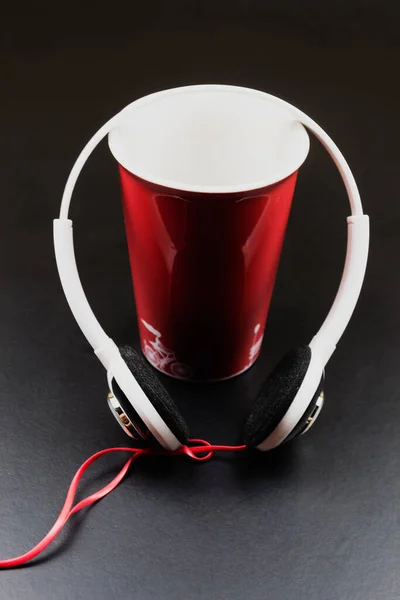 Los Auriculares Blancos Grandes Usan Una Taza Roja Fondo Negro — Foto de Stock