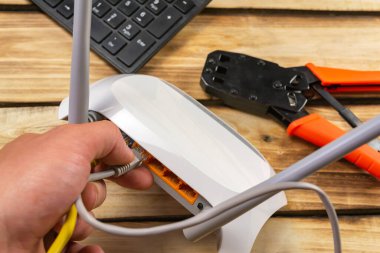 Tahta arkaplanda yönlendirici ve kıstırma aracı