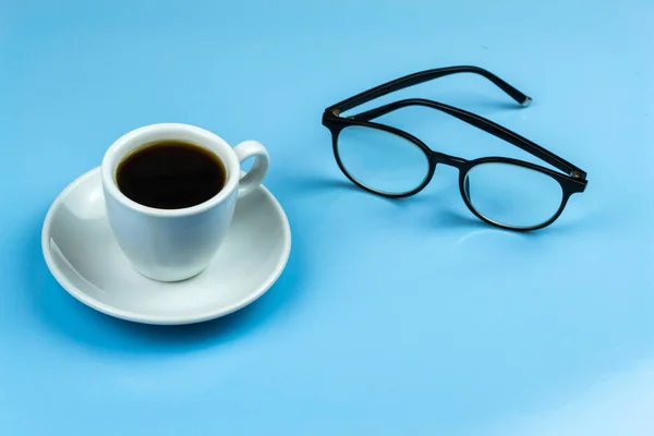 Una Taza Café Vasos Borde Negro Fondo Azul —  Fotos de Stock