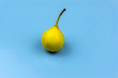 Mavi arka planda bir sarı armut var.