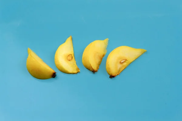 Poire Jaune Coupée Quartiers Fond Bleu — Photo