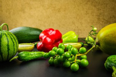 Karpuz üzümlü biberli mango kabağı. Siyah arkaplan