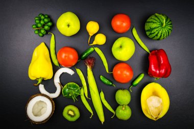 Kırmızı biberli kivili mango hindistan cevizli mısır domatesli salatalık üzümlü yeşil fasulyeli elma armudu karpuzu. Siyah arkaplan