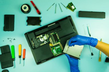 Bir tamirhanede dizüstü bilgisayar sökmek. Temizlik servisi, destek. Bilgisayar donanımı ve onarımı kavramı.