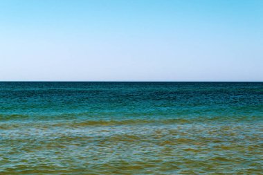 Sakin ol. Mavi sakin deniz, deniz suyunu kapat.