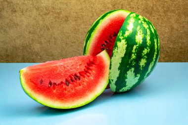 Taze kırmızı karpuz dilimlerinin yakın çekimi. Mavi arkaplan