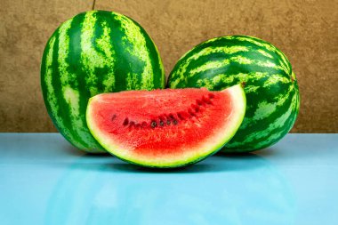 Taze kırmızı karpuz dilimlerinin yakın çekimi. Mavi arkaplan