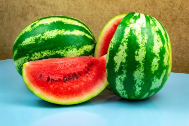 Taze kırmızı karpuz dilimlerinin yakın çekimi. Mavi arkaplan