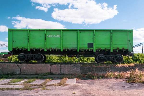 Vieux Wagon Fret Vert Solitaire Dans Contexte Ciel — Photo