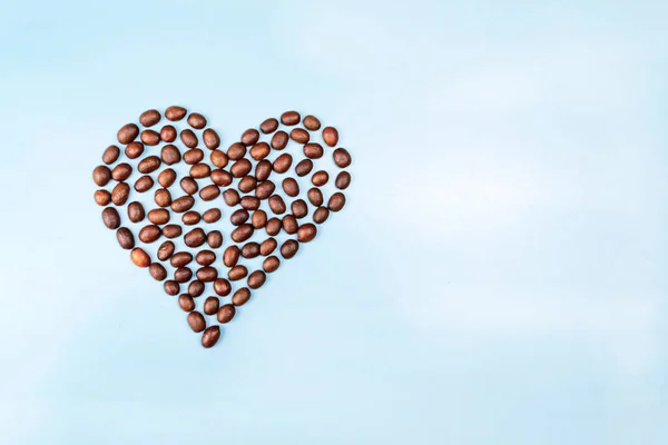 Serce Wykonane Ziaren Kawy Niebieskim Tle Zbliżenie — Zdjęcie stockowe