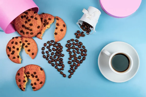 Gebrochenes Herz Aus Kaffeebohnen Keksen Und Einer Tasse Kaffee Auf — Stockfoto