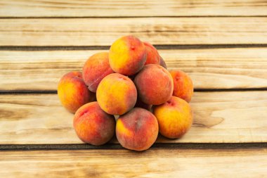 Bir yığın şeftali kapanıyor. Ahşap arkaplan