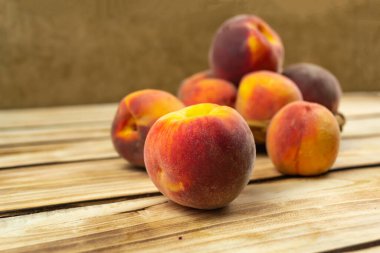 Bir yığın şeftali kapanıyor. Ahşap arkaplan