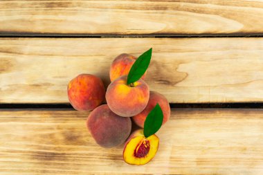 Bir yığın şeftali kapanıyor. Ahşap arkaplan