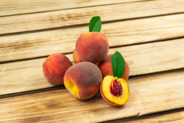 Bir yığın şeftali kapanıyor. Ahşap arkaplan