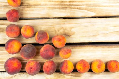 Şeftali ve ahşap arka planda üstten görünüm