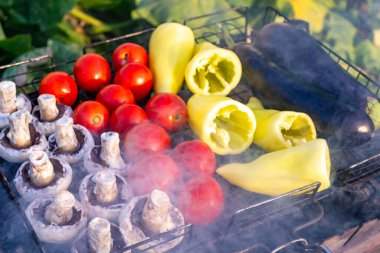 Kömür patlıcan, biber, domates, dumanlı mantar üzerine sebze pişirmek